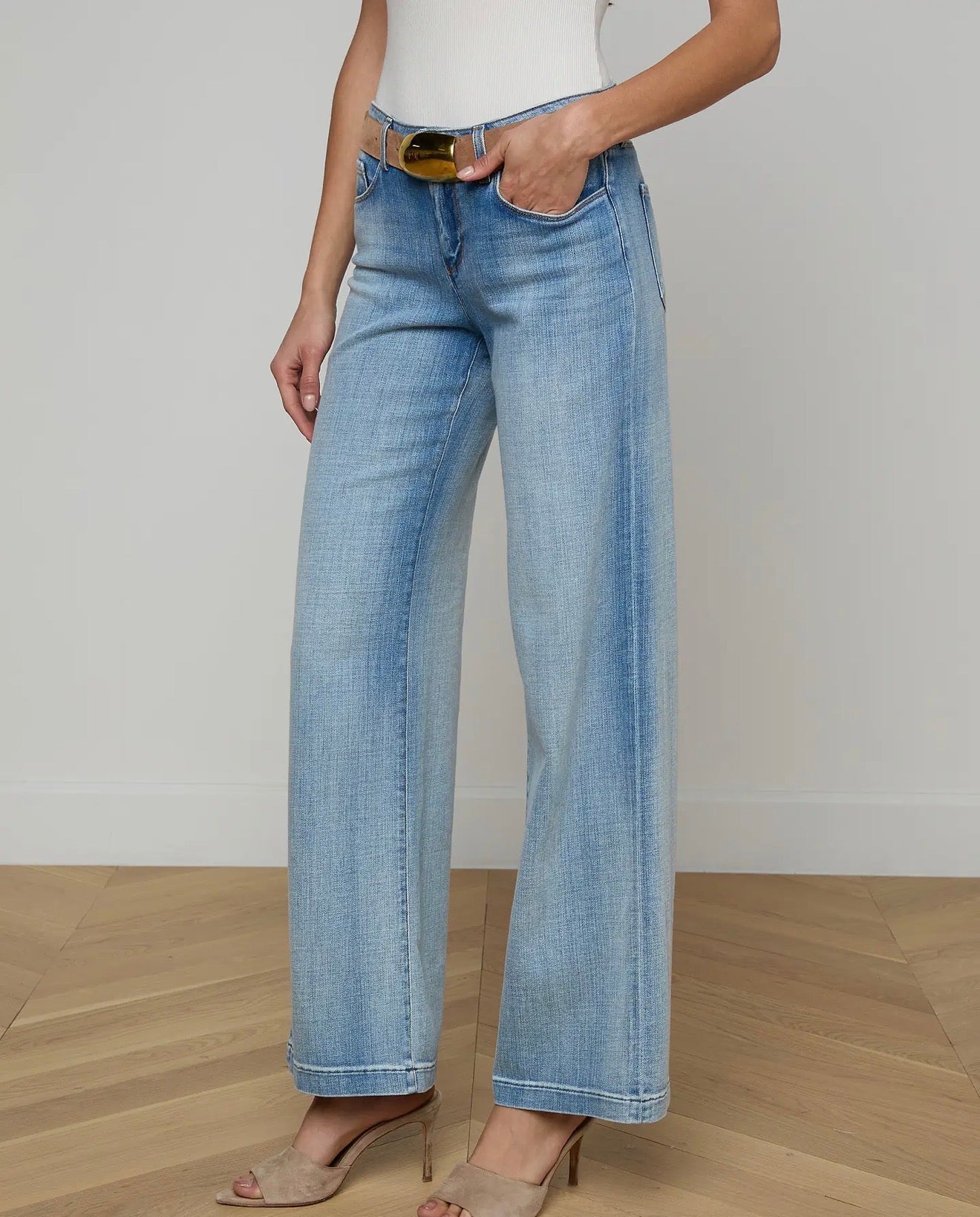 Joanne Wide - Leg - The Closet